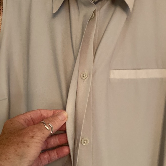 Top-Atheleta tailored long sleeveless light gray button down, office or beach - Picture 5 of 15